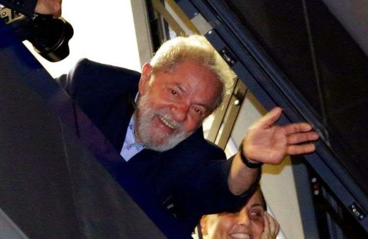 El expresidente de Brasil, Luiz Inácio Lula da Silva, saluda a sus seguidores en Sao Bernardo do Campo, Brasil, antes de su encarcelación. Foto: Nelson Antoine / AP.