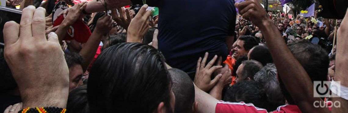 Luis Inacio Lula Da Silva llevado en hombros por sus seguidores en São Bernardo do Campo, horas antes de entregarse. Foto: Nicolás Cabrera.