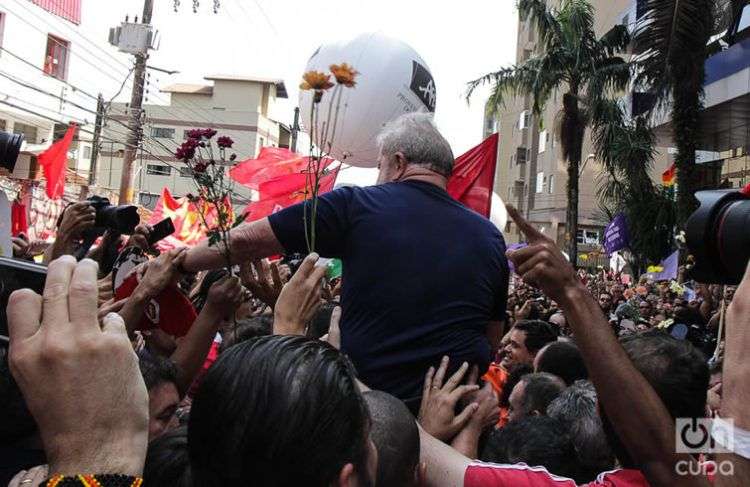 Luis Inacio Lula Da Silva llevado en hombros por sus seguidores en São Bernardo do Campo, horas antes de entregarse. Foto: Nicolás Cabrera.