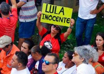 Seguidores de Lula declaran su inocencia y exigen su liberación frente a la sede del sindicato de trabajadores del metal en Sao Bernardo do Campo, Brasil. Foto: Nelson Antoine / AP.
