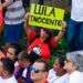 Seguidores de Lula declaran su inocencia y exigen su liberación frente a la sede del sindicato de trabajadores del metal en Sao Bernardo do Campo, Brasil. Foto: Nelson Antoine / AP.