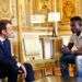 El presidente francés Emmanuel Macron, (izquierda), se reúne con Mamoudou Gassama, inmigrante de Mali, en el Palacio del Elíseo, en París, este 28 de mayo de 2018. Foto: Thibault Camus / AP / Pool.