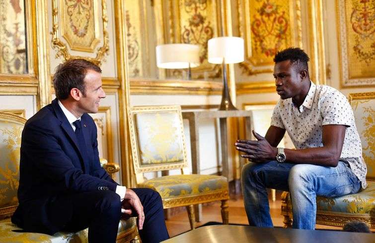 El presidente francés Emmanuel Macron, (izquierda), se reúne con Mamoudou Gassama, inmigrante de Mali, en el Palacio del Elíseo, en París, este 28 de mayo de 2018. Foto: Thibault Camus / AP / Pool.