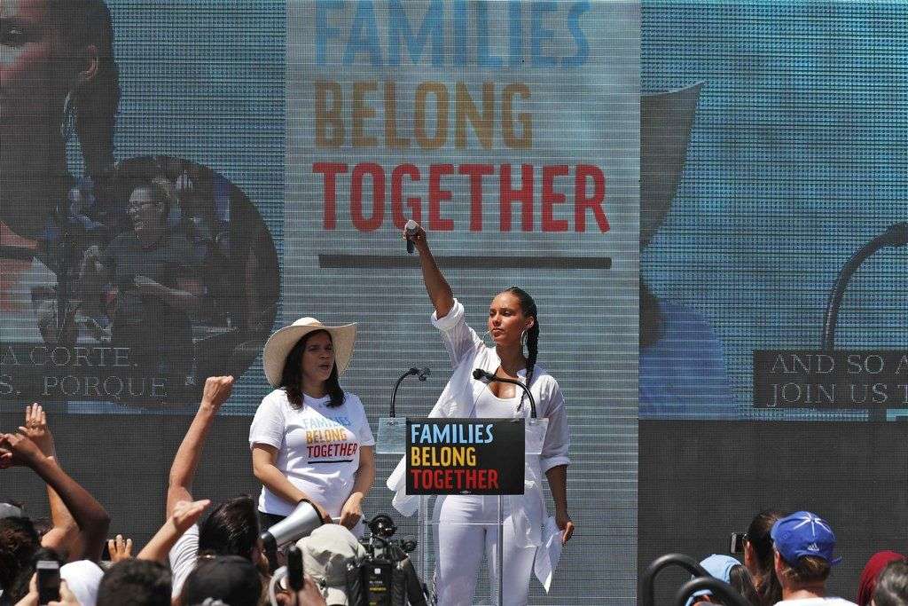 America Ferrera, izquierda, y Alicia Keys hablan durante una protesta para exigir al gobierno del presidente Donald Trump reunir familias separadas en la plaza Lafayette frente a la Casa Blanca el sábado 30 de junio de 2018 en Washington. Foto: Alex Brandon/AP.