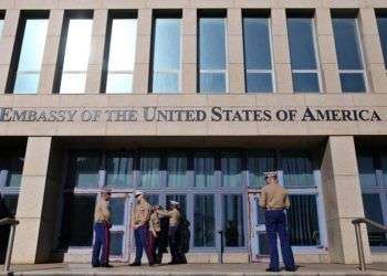 Varios marines del ejército estadounidense prestan guardia en la entrada de la embajada de Estados Unidos en Cuba, durante visita de congresistas a La Habana en febrero de 2018. Foto: Alejandro Ernesto / EFE.