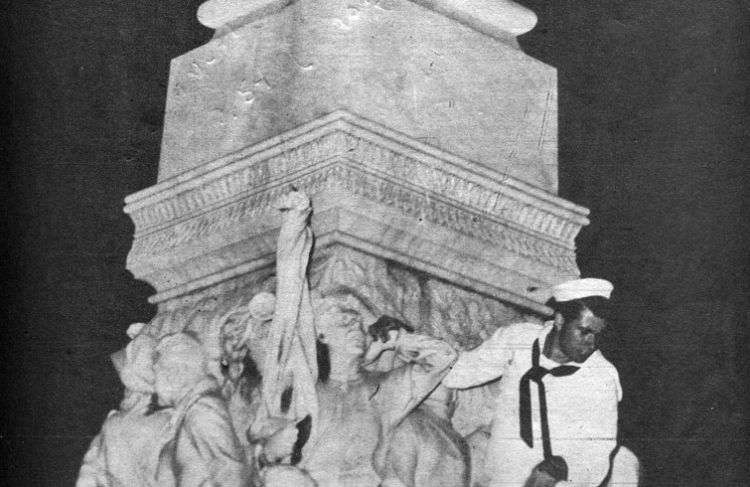 Uno de los marines estadounidenses que profanaron la estatua de Martí en el Parque Central de La Habana, en marzo de 1949. Foto: Bohemia.
