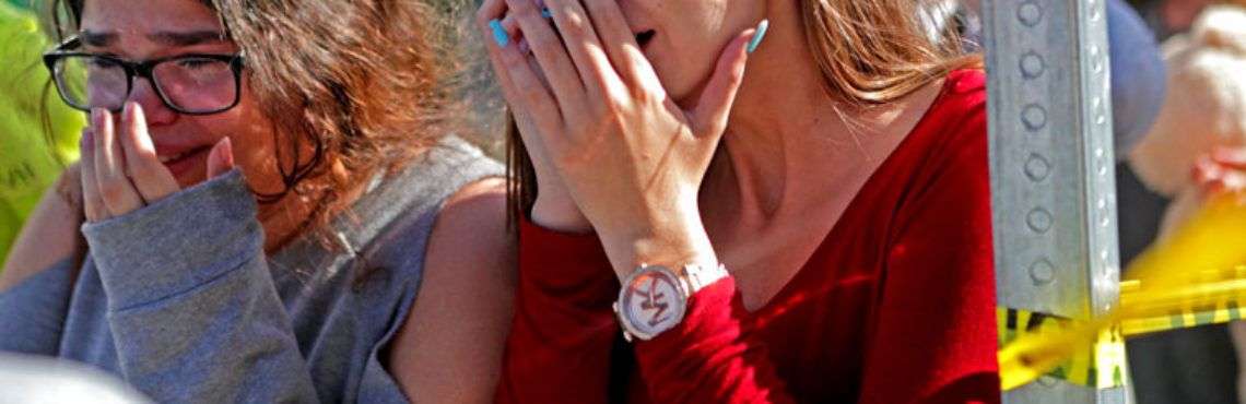 Estudiantes lloran después del tiroteo en la escuela Marjory Stoneman Douglas High School en Parkland, Florida este 14 de febrero. Foto: John McCall / South Florida Sun-Sentinel vía AP.