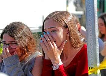 Estudiantes lloran después del tiroteo en la escuela Marjory Stoneman Douglas High School en Parkland, Florida este 14 de febrero. Foto: John McCall / South Florida Sun-Sentinel vía AP.