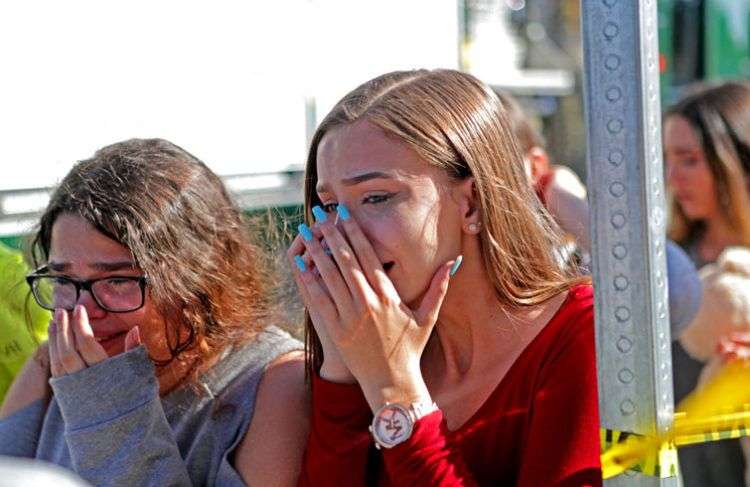 Estudiantes lloran después del tiroteo en la escuela Marjory Stoneman Douglas High School en Parkland, Florida este 14 de febrero. Foto: John McCall / South Florida Sun-Sentinel vía AP.