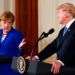 Donald Trump escucha a la canciller alemana Angela Merkel durante una conferencia de prensa conjunta en la Casa Blanca este viernes 27 de abril de 2018. Foto: Susan Walsh / AP.