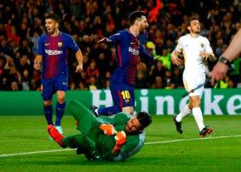 Lionel Messi (centro) y Luis Sárez (izquierda) celebran el primer tanto del Barcelona frente a la Roma por un autogol del equipo italiano. Foto: Manu Fernández / AP.