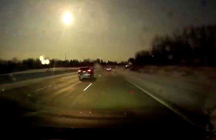 Captura de video de la caída de un meteorito en las afueras de Detroit (Michigan) la noche de este martes 16 de enero de 2018. Foto: Mike Austin / vía Reuters.