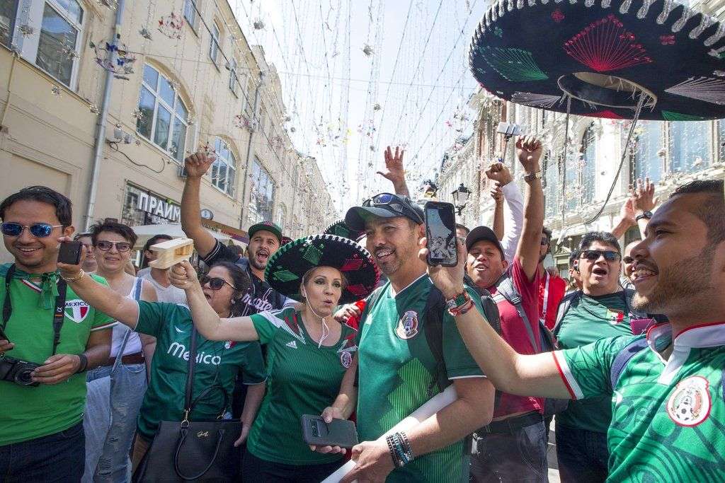 Un grupo de aficionados mexicanos entona cánticos en la calle de Nikolskaya, cercana a la Plaza Roja de Moscú, el sábado 16 de junio de 2018 Foto: Alexander Zemlianichenko/AP.