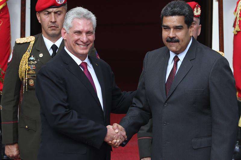 Miguel Díaz-Canel se encuentra con su homólogo venezolano Nicolás Maduro durante su visita oficial a Venezuela. Foto: Miguel Gutiérrez/EFE.