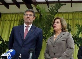 El ministro de Justicia de España, Rafael Catalá se reúne con su homóloga cubana María Esther Reus. Foto: Alejandro Ernesto / EFE.