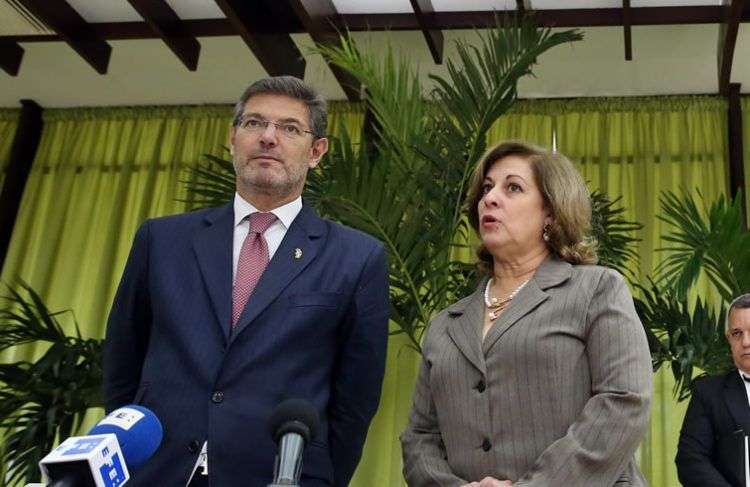 El ministro de Justicia de España, Rafael Catalá se reúne con su homóloga cubana María Esther Reus. Foto: Alejandro Ernesto / EFE.