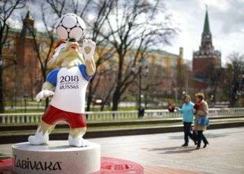 Una réplica de la mascota del Mundial, Zabivaka, se exhibe en la plaza Manezhnaya de Moscú. Foto:Alexander Zemlianichenko/AP.
