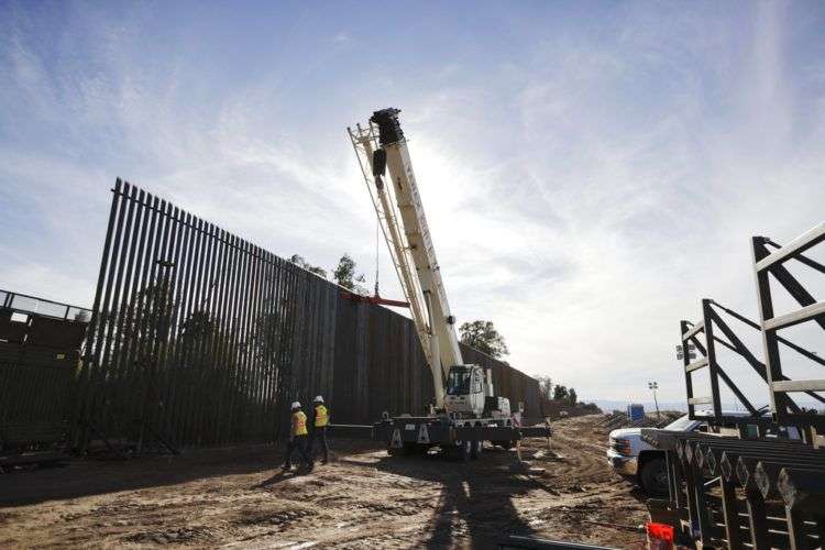 Obra en marcha en Calexico, California, donde se está construyendo un muro más alto en la frontera de EEUU con México. Foto del 5 de marzo del 2018. Donald Trump consiguió 1.600 millones de dólares para invertir a lo largo de un año en su muro, pero no logró financiar la totalidad del proyecto, como ambicionaba. Foto: Gregory Bull / AP.