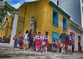 Escolares cubanos en la casa natal de José Martí. Foto: Otmaro Rodríguez