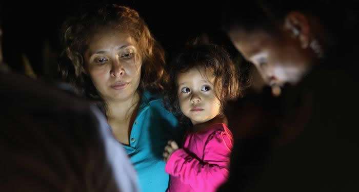 La madre y su hija en en la frontera. Foto: J. Moore / Getty Images.