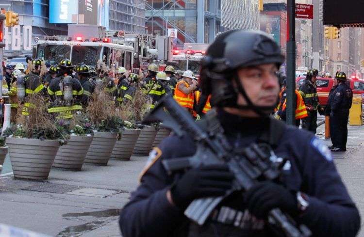 La detonación ocurrió alrededor de las 7:30 de la mañana en un túnel que conecta la terminal de autobuses con las estaciones del metro suburbano de la plaza de Times Square.