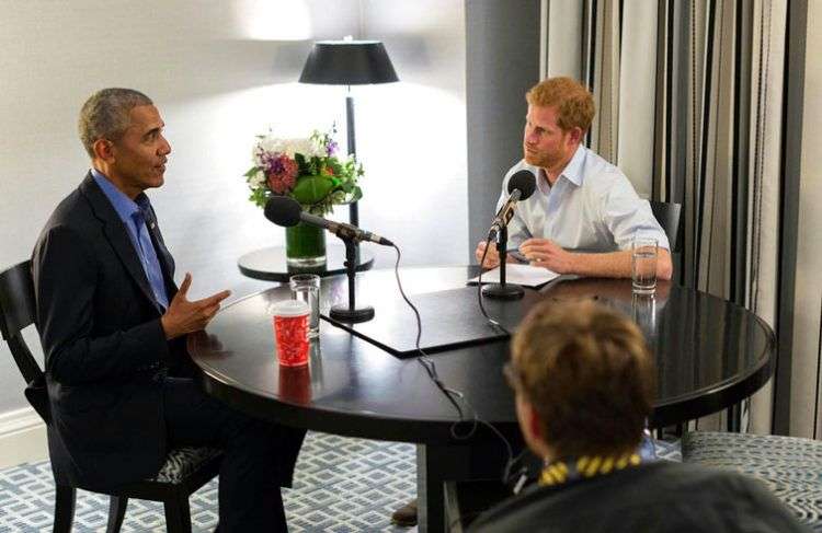 El príncipe Enrique de Inglaterra entrevista al ex presidente estadounidense Barack Obama para un programa de radio. Foto emitida por el Palacio Kensington, cortesía de la Fundación Obama, via AP.