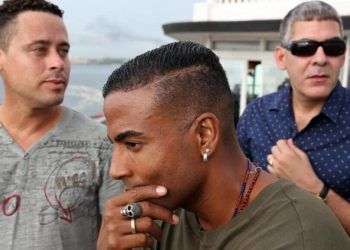 Fotografía del 22 de junio de 2016 de los integrantes del grupo de hip hop cubano Orishas, Yotuel Romero (c), Roldán González (d) e Hiram Riverí (i), durante una entrevista con Efe el en La Habana. Foto: Alejandro Ernesto / EFE.