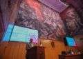 La charla “¿Para qué se escribe una novela?” tuvo como escenario los murales del mexicano José Clemente Orozco del paraninfo de la Universidad de Guadalajara. Foto: Carlos Zepeda / EFE.