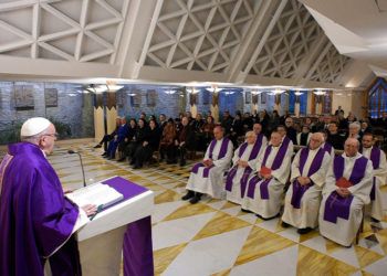 El papa Francisco oficia una misa en la capilla de Santa Marta, en el Vaticano este 16 de febrero de 2018. Foto: L'Osservatore Romano / Pool Photo vía AP.