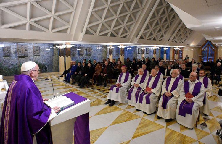El papa Francisco oficia una misa en la capilla de Santa Marta, en el Vaticano este 16 de febrero de 2018. Foto: L'Osservatore Romano / Pool Photo vía AP.