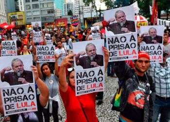 Partidarios de Luiz Inácio Lula da Silva se oponen al encarcelamiento del expresidente brasileño. Foto: Denis Ferreira / AP.