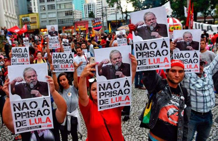Partidarios de Luiz Inácio Lula da Silva se oponen al encarcelamiento del expresidente brasileño. Foto: Denis Ferreira / AP.