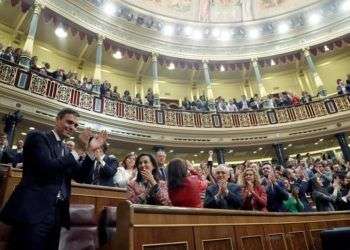 Pedro Sánchez, líder del PSOE, gana la moción de censura contra Mariano Rajoy y se convierte en presidente de España. Recibe aplausos en el Congreso de los Diputados. Foto: EFE.