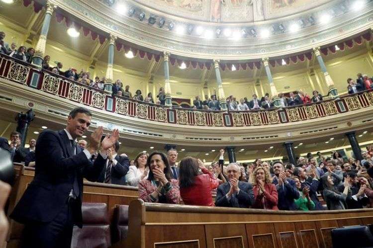 Pedro Sánchez, líder del PSOE, gana la moción de censura contra Mariano Rajoy y se convierte en presidente de España. Recibe aplausos en el Congreso de los Diputados. Foto: EFE.