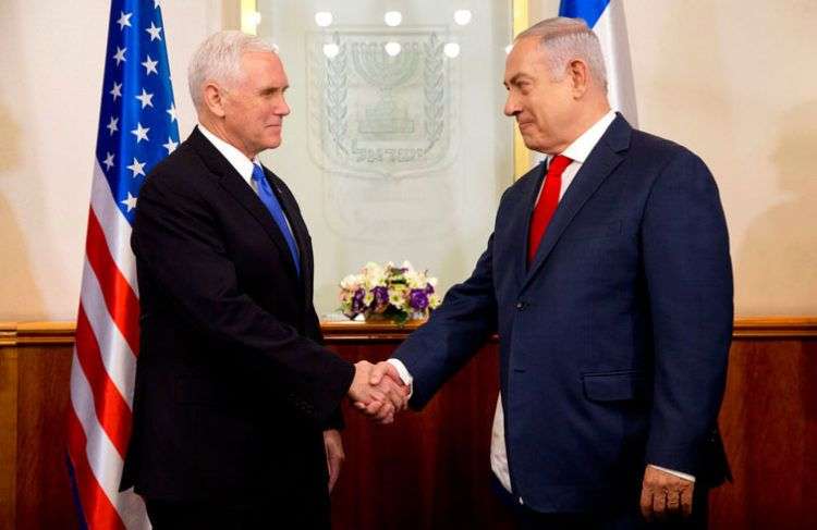 El vicepresidente de Estados Unidos, Mike Pence (i) saluda al primer ministro israelí Benjamin Netanyahu este 22 de enero Jerusalén. Foto: Ariel Schalit / Pool / AP.