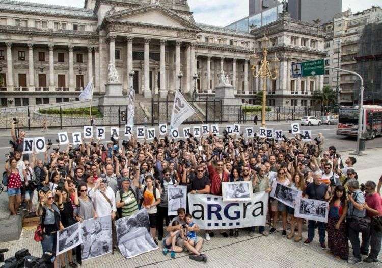 Protesta en diciembre en Argentina de periodistas exigiendo protección a la prensa. ¡No disparen contra la prensa! Foto: Leo Vaca / ARGRA.
