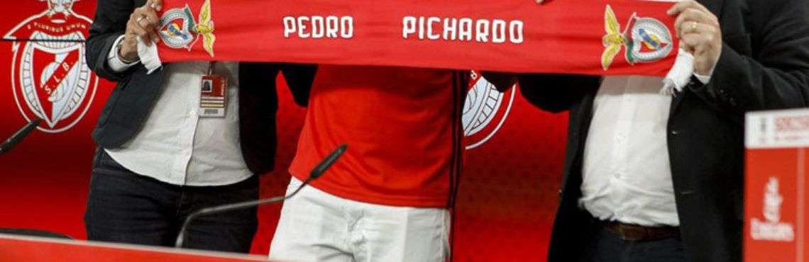 El triplista cubano Pedro Pablo Pichardo (centro) al fichar por el club portugués Benfica en abril de 2017. Foto: @InformGlorious / Twitter.