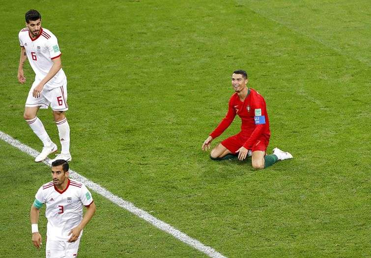 El portugués Cristiano Ronaldo (derecha) tras fallar un penal ante Irán en Saransk, Rusia, este 25 de junio de 2018. Foto: Darko Bandic / AP.