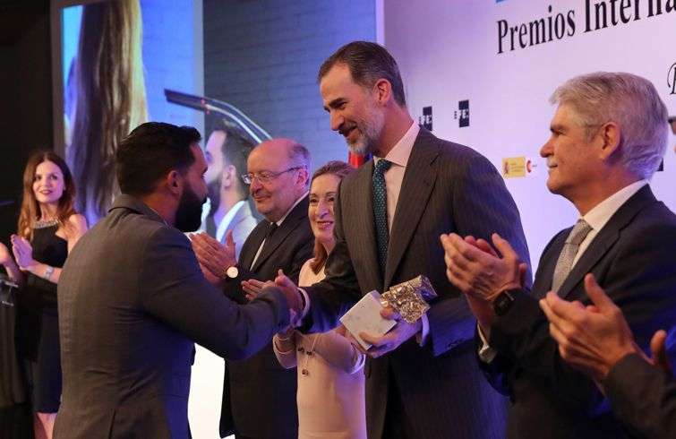 El cubano Julio Batista Rodríguez (i), recibe de manos de Felipe VI el Premio Iberoamericano Rey de España de Periodismo Ambiental y Desarrollo Sostenible. Foto: Ballesteros / EFE.