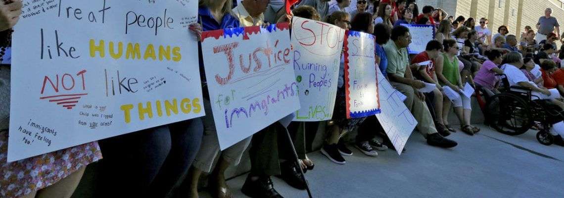 Personas se congregan afuera de la iglesia católica de Saint Mark en solidaridad con los inmigrantes en El Paso, Texas, el jueves 21 de junio de 2018. Foto: Matt York/AP.