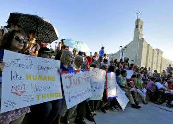 Personas se congregan afuera de la iglesia católica de Saint Mark en solidaridad con los inmigrantes en El Paso, Texas, el jueves 21 de junio de 2018. Foto: Matt York/AP.