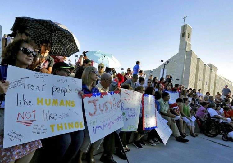 Personas se congregan afuera de la iglesia católica de Saint Mark en solidaridad con los inmigrantes en El Paso, Texas, el jueves 21 de junio de 2018. Foto: Matt York/AP.