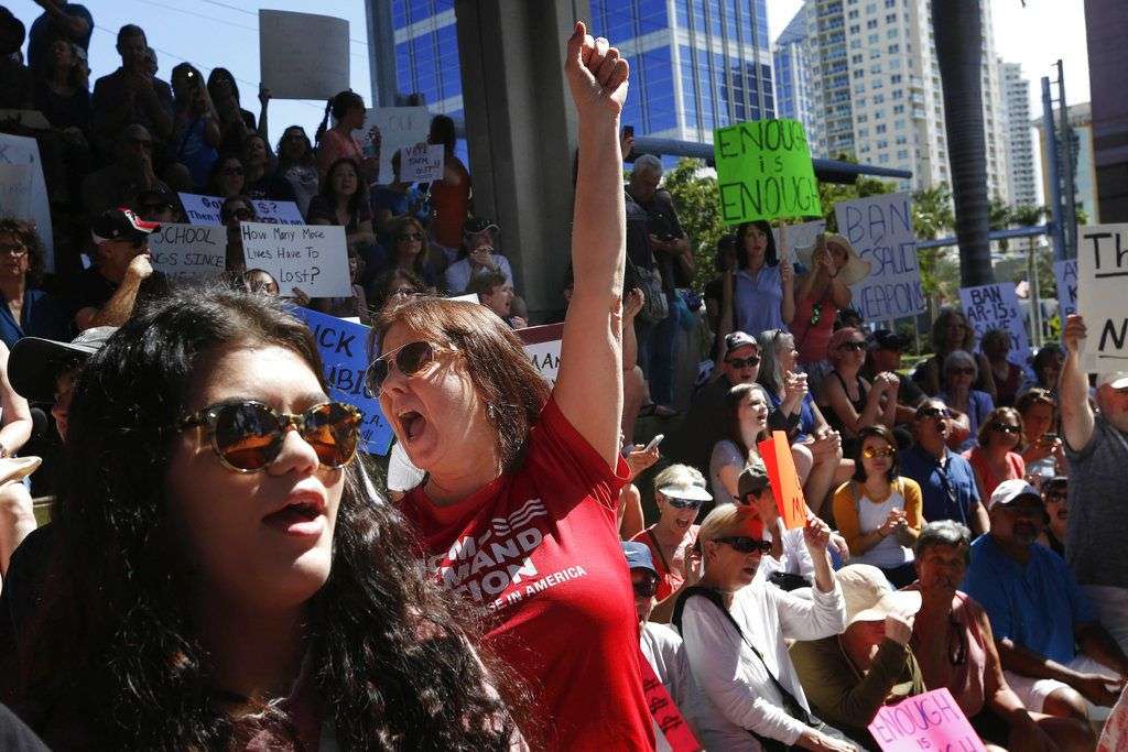 Helena Moreno, al centro, grita durante una protesta contra las armas de fuego efectuada en las escalinatas del tribunal federal del condado Broward en Fort Lauderdale, Florida, el sábado 17 de febrero de 2018. Foto: Brynn Anderson / AP.