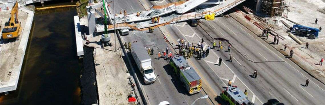 El puente peatonal que colapsó est jueves 15 de marzo de 2018, en la Universidad Internacional de Florida, estaba siendo sometido a una prueba de estrés. Foto: DroneBase vía AP.