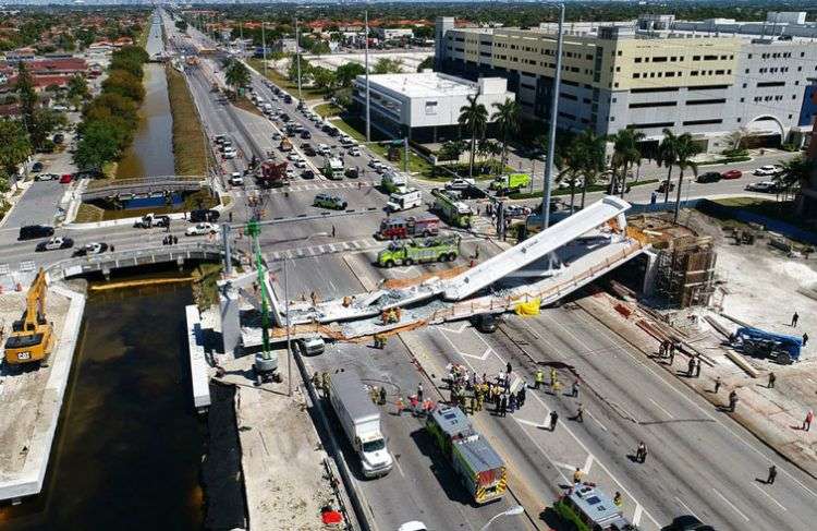 El puente peatonal que colapsó est jueves 15 de marzo de 2018, en la Universidad Internacional de Florida, estaba siendo sometido a una prueba de estrés. Foto: DroneBase vía AP.