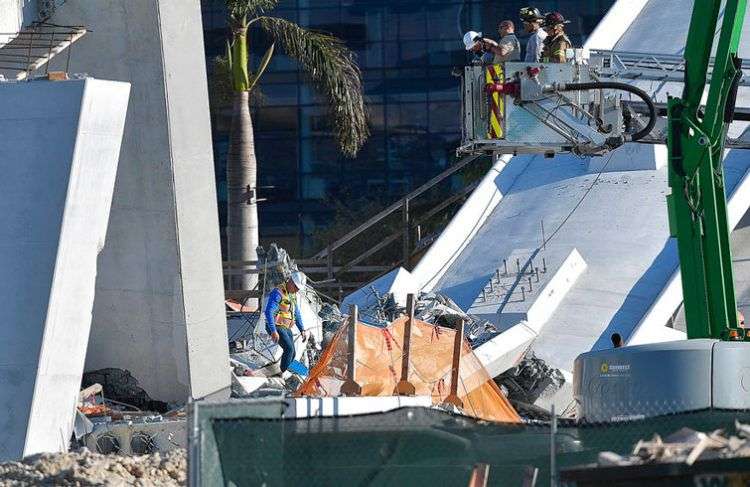Equipos de rescate de Miam-Dade trabajan entre los escombros del puente de 950 toneladas que colapsó frente a la Universidad Internacional de Florida este 15 de marzo de 2018, en Miami. Foto: Michael Laughlin / South Florida Sun-Sentinel vía AP.
