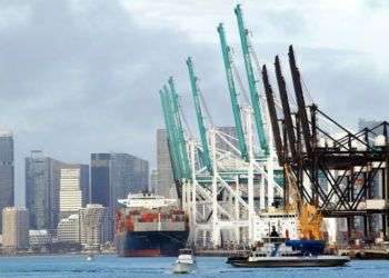 Un buque de carga en el puerto de Miami a inicios de febrero del 2018. Foto: Lynne Sladky / AP.