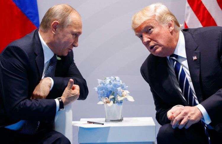 Fotografía de archivo de los presidentes de Estados Unidos Donald Trump (derecha) y Rusia Vladimir Putin en la cumbre del G20 en Hamburgo, Alemania, en 2017. Foto: Evan Vucci / AP.