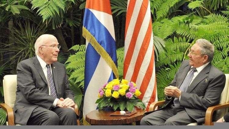 El senador Patrick Leahy (izquierda) fue recibido por Raúl Castro. Foto: Estudios Revolución.