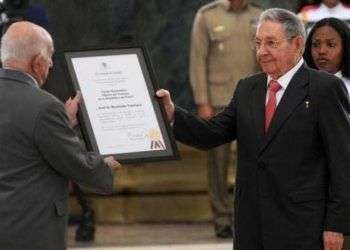 Raúl Castro otorga reconocimiento a José Ramón Machado Ventura. Foto: Omara García Mederos.